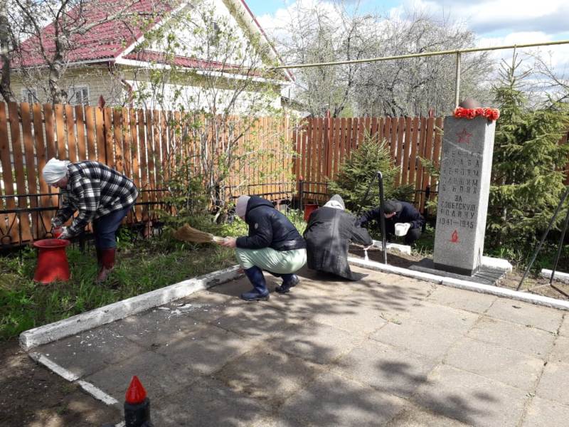 Благоустройство воинских захоронений продолжается.